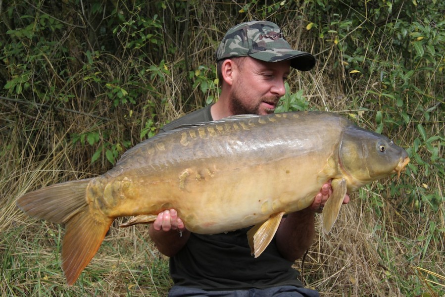 Damian with a 33.03lb mirror