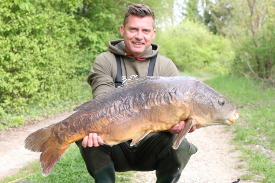 Barry Edwards with the Black Eyed Linear at 34lb 8oz from the Treeline 22.4.17