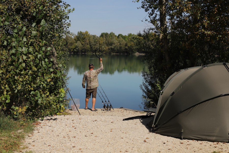 Hard at it, putting out 24mm boilies with the throwing stick