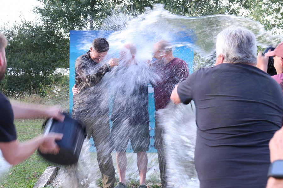 DF, Gino and Keith getting a joint soaking, congratulations on the PBs guys.........