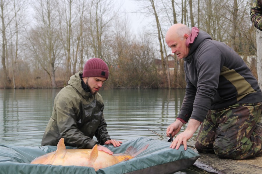 Everyone needs a little help from their friend!! Jason and Steve sharing the moment!!......