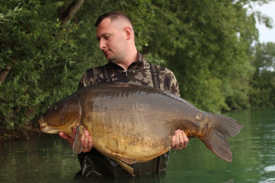 Dan in the Beach with the Buzzing fish at 58lb what a carp!