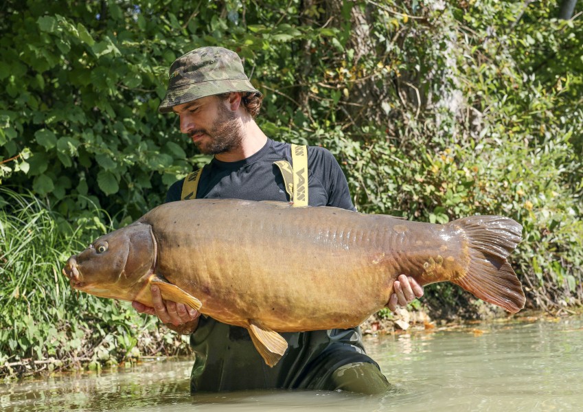 Mike Kallaras with Spotty Leather 59lb 8oz