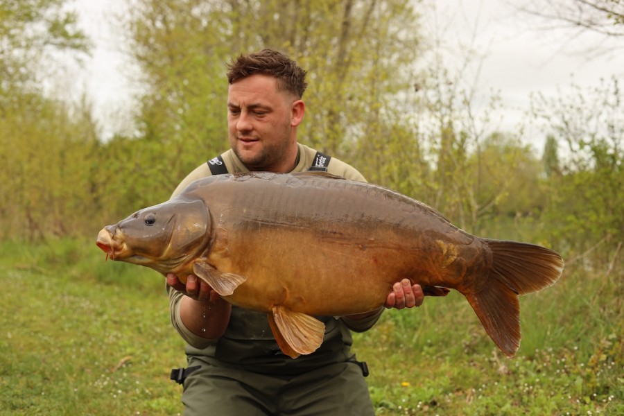 All the way from Wales, Tom Burns and Wizza 37lb 14oz