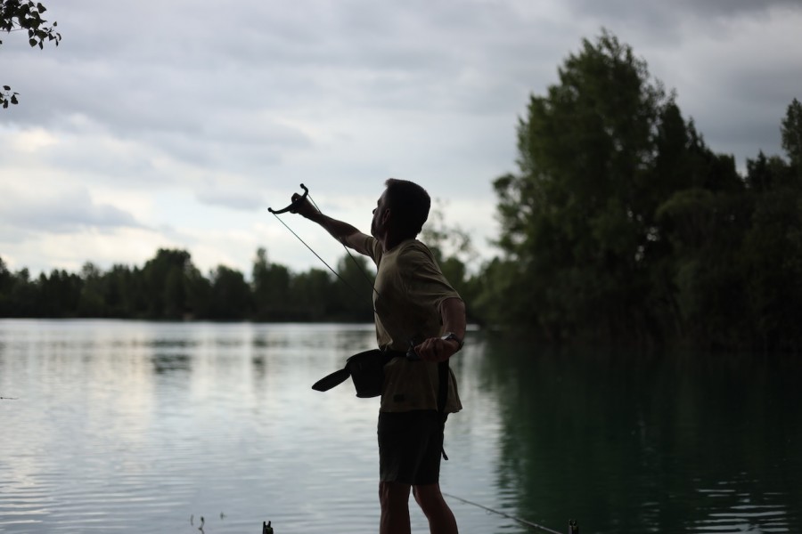 Baiting boilie with a catapult keeping disturbance to a minimum